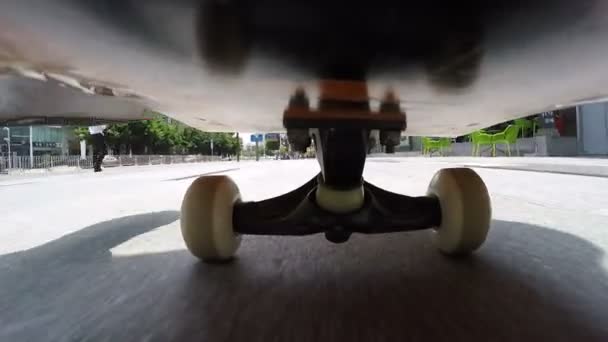 Skateboard rijden op straat — Stockvideo