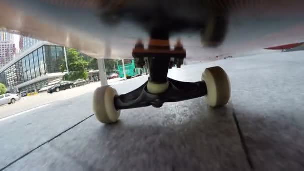 Езда на скейтборде по улице — стоковое видео