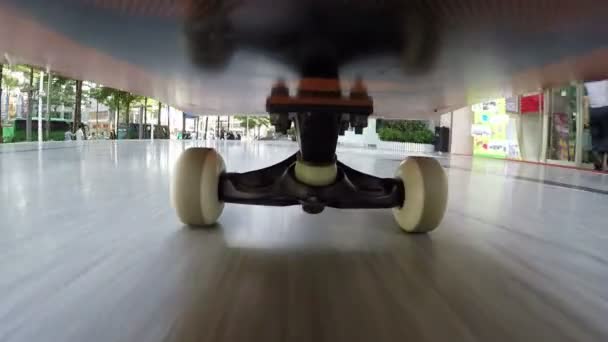 Skateboard rijden op straat — Stockvideo