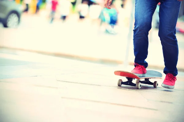 Молодые ноги скейтбордиста — стоковое фото