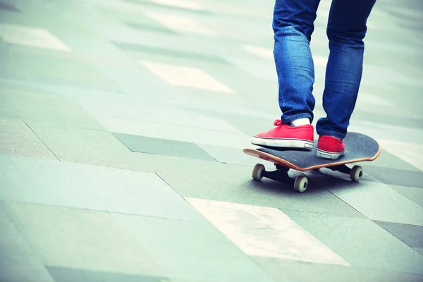 Jonge skateboarder benen — Stockfoto