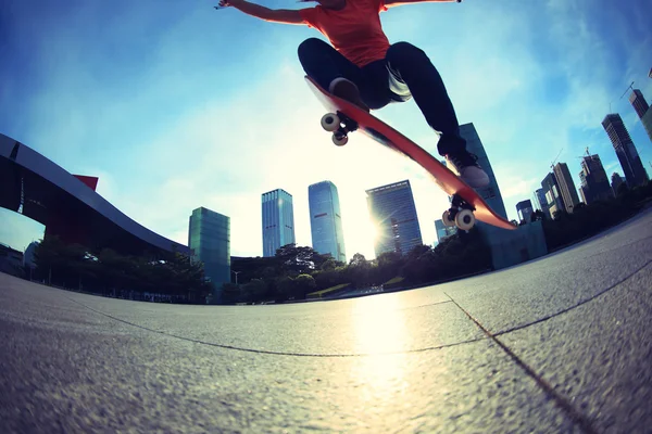 Skateboard jambes skateboard à la ville — Photo