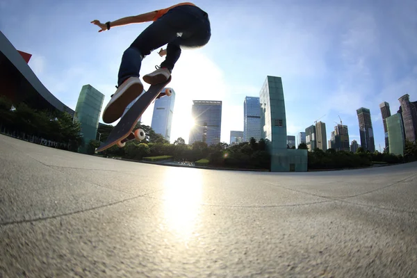 Skateboarder legs skateboarding at city — Stock Photo, Image