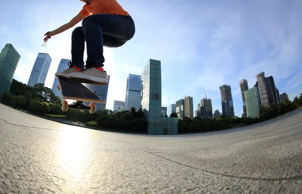 Skateboarder legs skateboarding at city — Stock Photo, Image