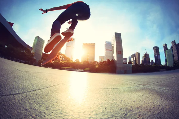 Skateboarder piernas skateboarding en la ciudad — Foto de Stock