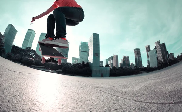 Skateboarder gambe skateboard in città — Foto Stock