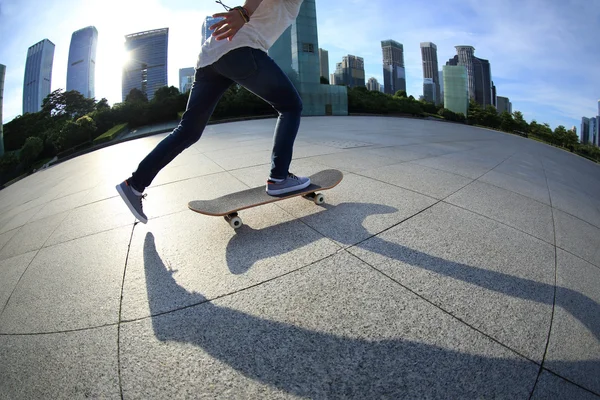 Skateboarder gambe skateboard in città — Foto Stock