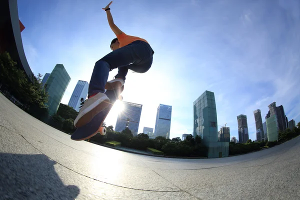 Skateboarder piernas skateboarding en la ciudad — Foto de Stock