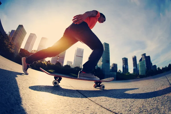 Skateboarder piernas skateboarding en la ciudad — Foto de Stock