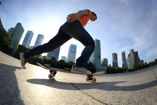 Skateboarder piernas skateboarding en la ciudad — Foto de Stock