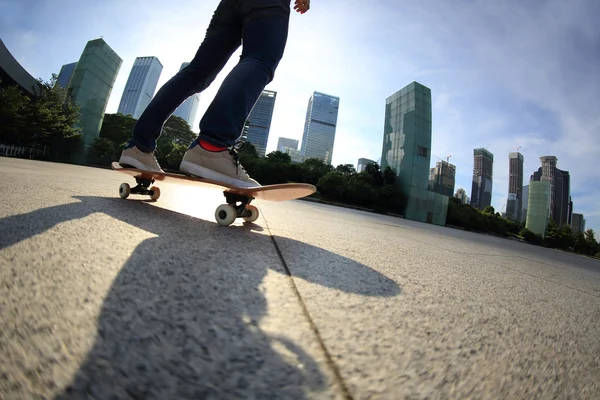 Скейтбордистские ноги на скейтборде в городе — стоковое фото