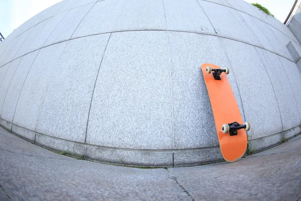 Деревянный скейтборд над стеной — стоковое фото