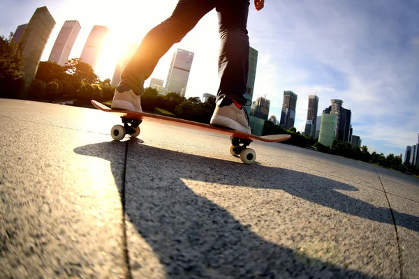 Skater nogi skateboarding w mieście — Zdjęcie stockowe