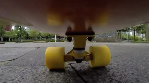 Équitation skateboard sur la rue — Video