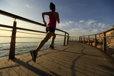 Koşan fitness kadını