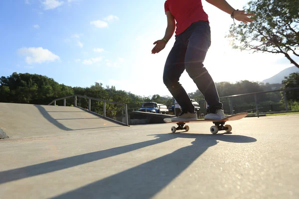 Skateboardista skákání ollie trik — Stock fotografie