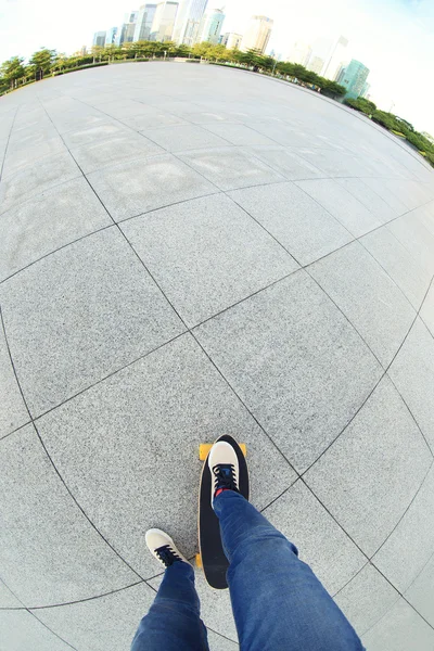 Benen skateboard rijden — Stockfoto