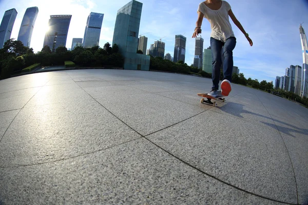 Skateboard féminin en ville — Photo