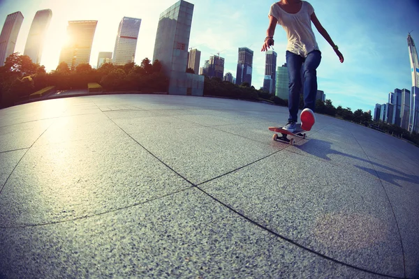 Vrouwelijke skateboarden op stad — Stockfoto