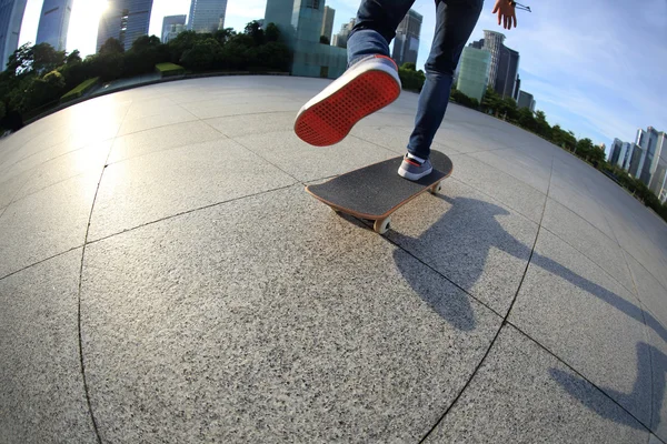 Skateboard féminin en ville — Photo