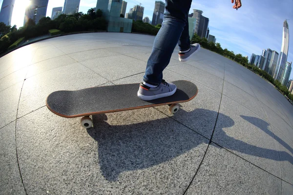 Kobieta skateboarding w mieście — Zdjęcie stockowe