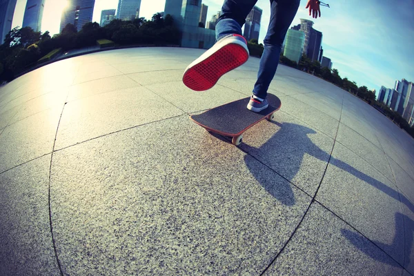 Skateboard féminin en ville — Photo