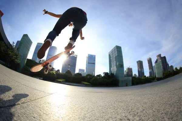 Patinaje femenino en la ciudad — Foto de Stock