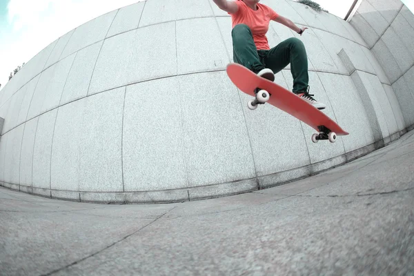 Skateboarder skateboarden op stad — Stockfoto