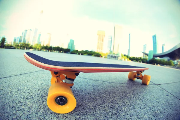 Skate na estrada da cidade — Fotografia de Stock