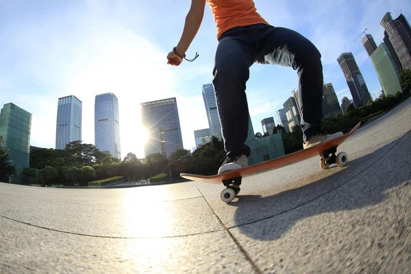 Kobieta skateboarding w mieście — Zdjęcie stockowe