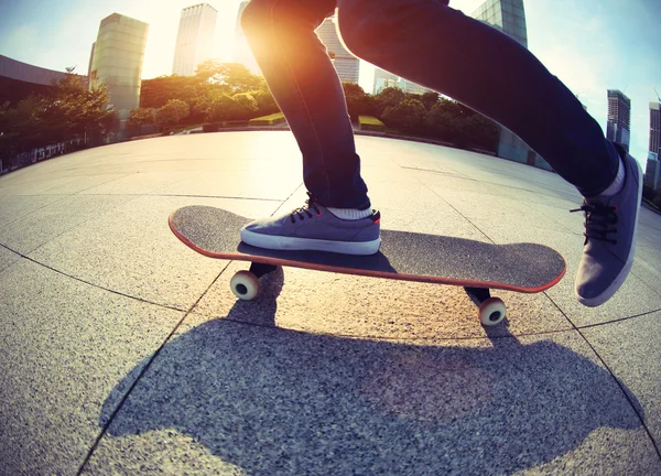 Skateboard féminin en ville — Photo