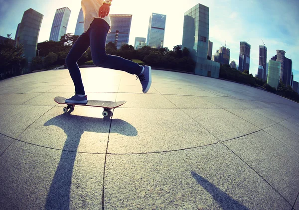 Kvinna skateboard på city — Stockfoto