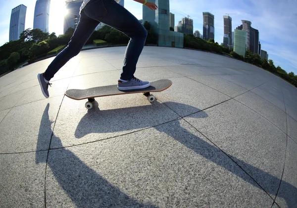 Vrouwelijke skateboarden op stad — Stockfoto