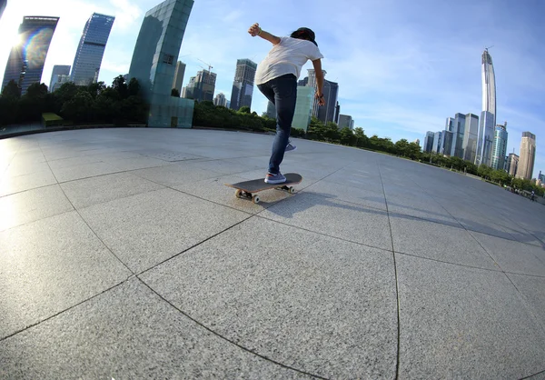 Patinaje femenino en la ciudad — Foto de Stock