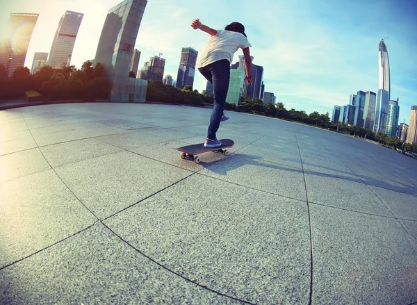 Žena, skateboarding na city — Stock fotografie