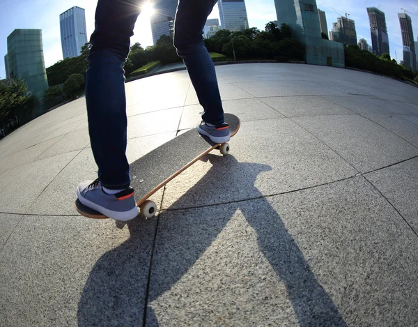 女性が市にスケート ボード — ストック写真