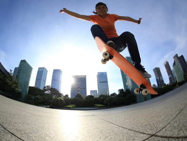 Kobieta skateboarding w mieście — Zdjęcie stockowe