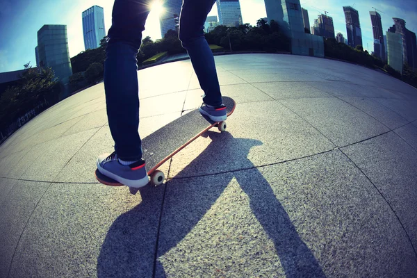 Kvinna skateboard på city — Stockfoto