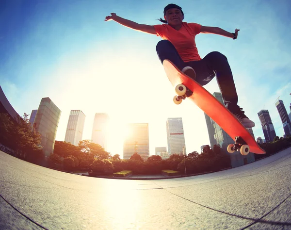 Kobieta skateboarding w mieście — Zdjęcie stockowe