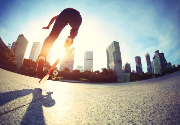 Vrouwelijke skateboarden op stad — Stockfoto