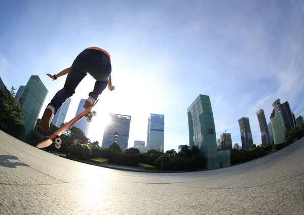 Kobieta skateboarding w mieście — Zdjęcie stockowe