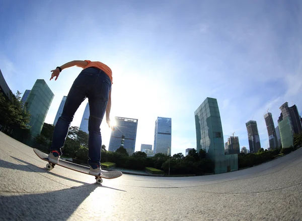 Kobieta skateboarding w mieście — Zdjęcie stockowe