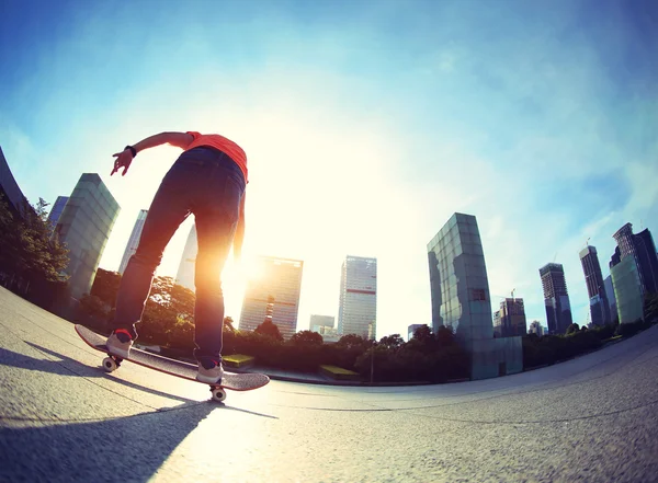 Kobieta skateboarding w mieście — Zdjęcie stockowe