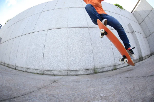 Νεαρή γυναίκα skateboarder — Φωτογραφία Αρχείου