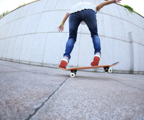 Ung kvinna skateboardåkare — Stockfoto