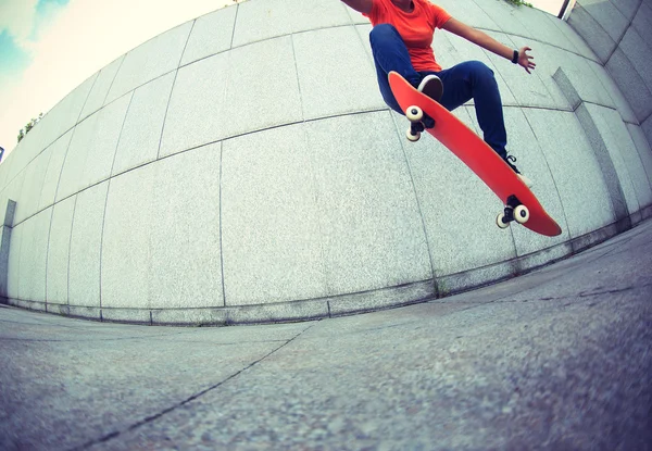 Ung kvinna skateboardåkare — Stockfoto