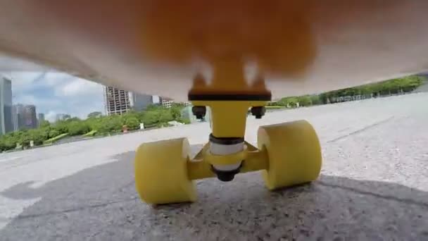 Na koni skateboard na ulici — Stock video