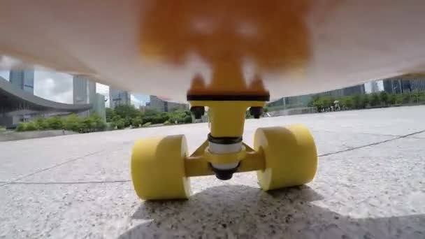 Скейтборд їзда на вулиці — стокове відео