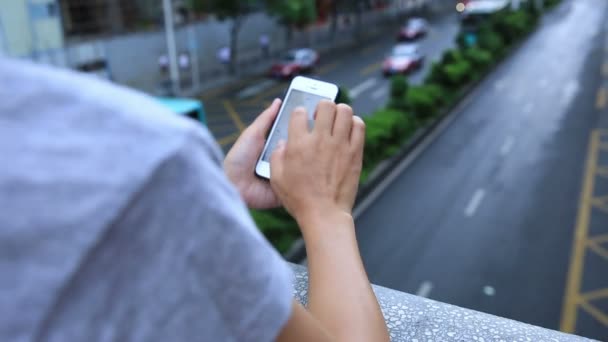 Mujer manos utilizando el teléfono inteligente — Vídeos de Stock