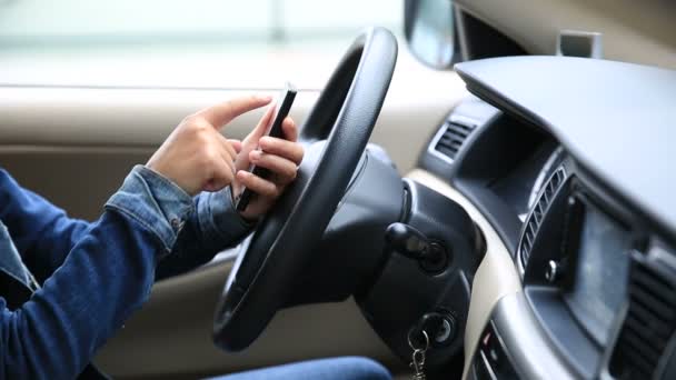 Femme chauffeur utilisant le téléphone — Video